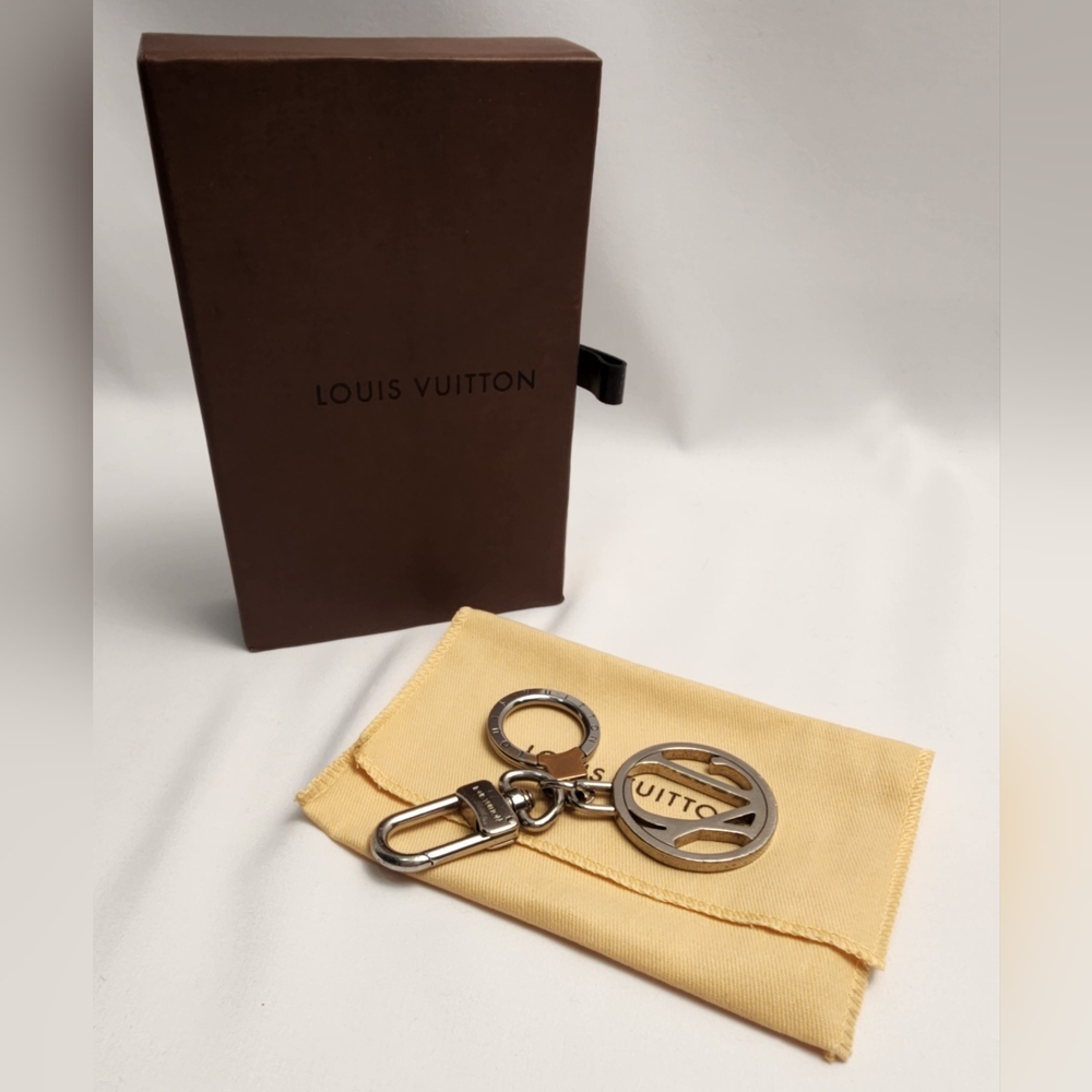 Auth Louis Vuitton Silver Taiga Porte Cles Neo Key Ring Keychain - Picture 5 of 5